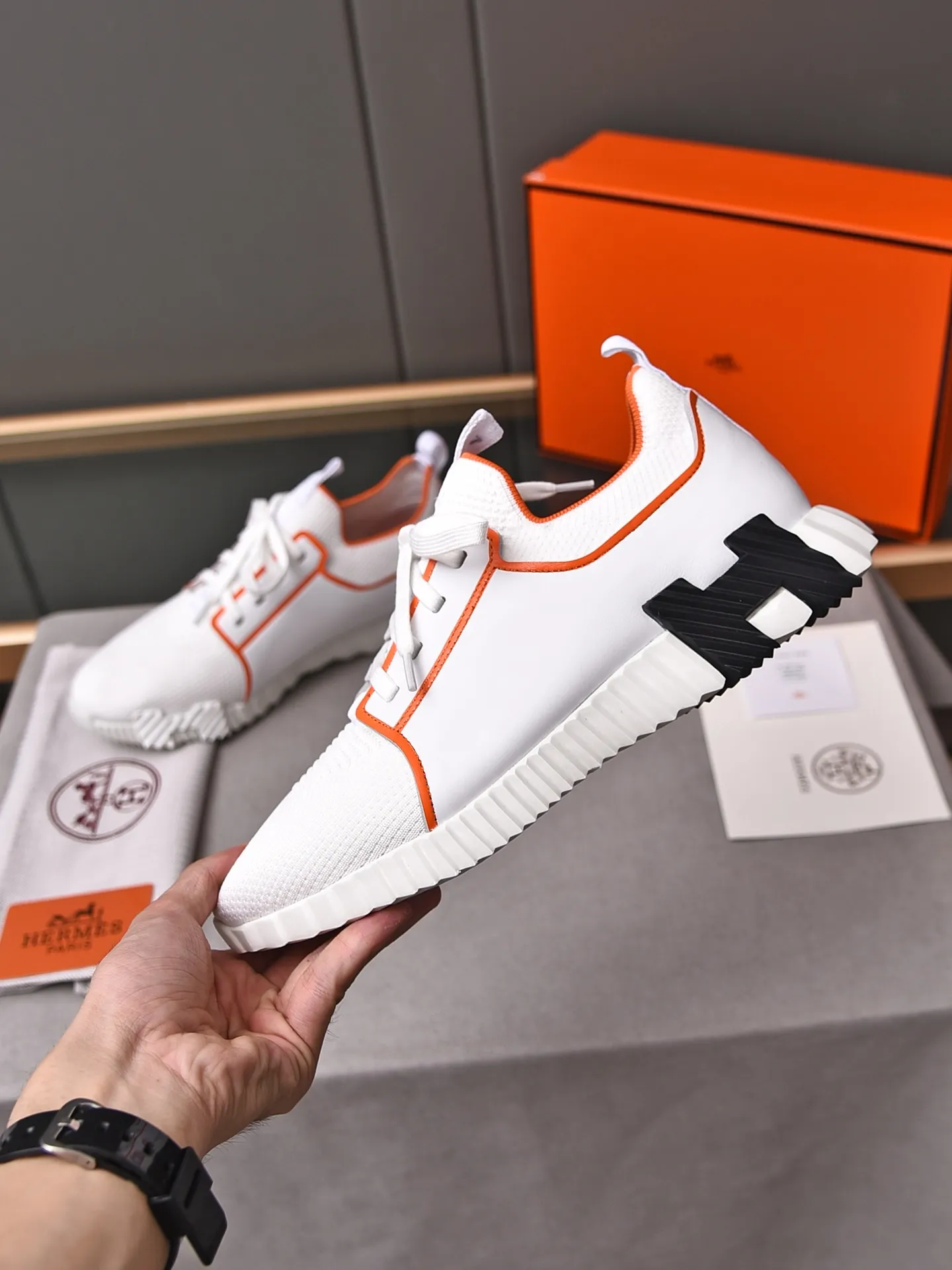 Factory price PP600 [Hermes] fe new arrival~ New Bouncing sneakers are the most comfortable shoes from Hermès, no one else⃣️. They are very light on the feet and look great. You won’t feel tired even when you go shopping and running around. 👍 Very light and comfortable, very light, suitable for both sports and leisure, and feel great when you step on them! It’s up to you to choose, there’s always what you want~ ✔️Fabric: Imported first-layer cowhide + high-elastic fly weave ✔️Inner lining: Imported water-dyed cow lining ✔️Outsole: Seamless combination of IP+TPU (multi-color letters) German technology irradiation machine ✔️Code number: Male 38-44 (45 customized)